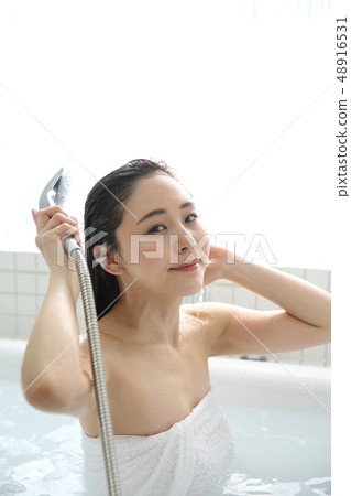 女人洗澡 48916531