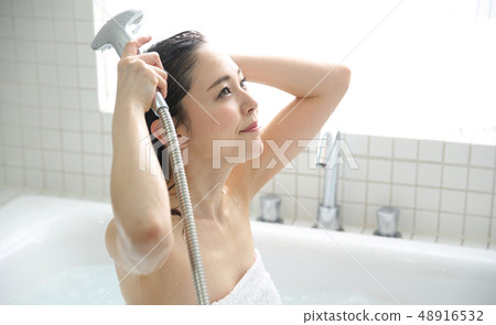 女人洗澡 女人洗澡 48916532