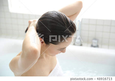 A woman with head massage 48916713