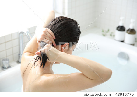 A woman with head massage 48916770