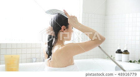 女人洗澡 48916779