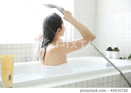 女人洗澡 48916780