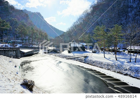 Morning rock fountain Ryusen-dong of new snow 48916814
