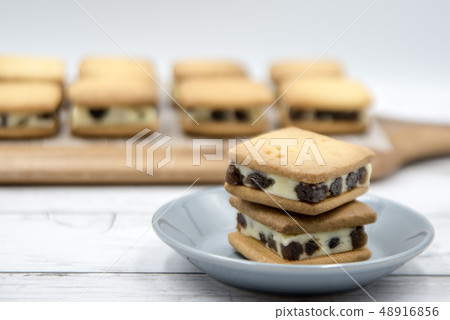 Raisin butter sandwich Raisin butter sandwich 48916856