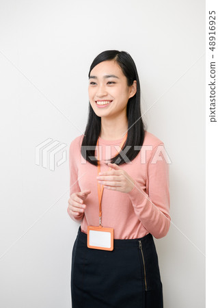 簡單的背景女模特 簡單的背景女模特 48916925