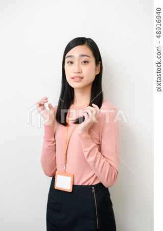 簡單的背景女模特 48916940