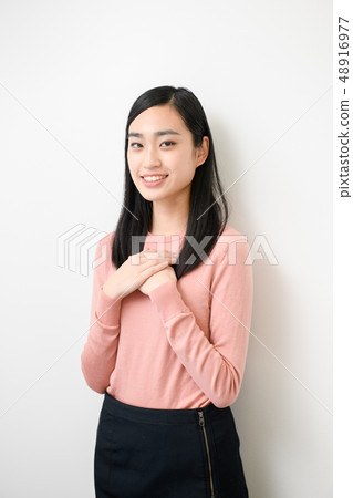 簡單的背景女模特 簡單的背景女模特 48916977