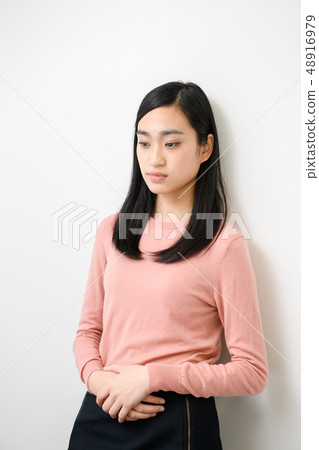 簡單的背景女模特 48916979