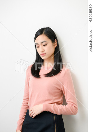 簡單的背景女模特 48916980