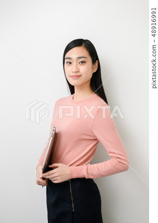 簡單的背景女模特 48916991