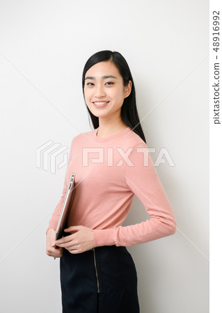 簡單的背景女模特 48916992