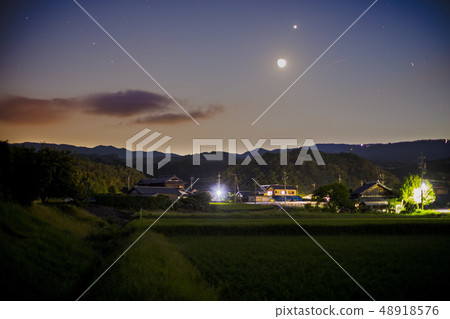conjunction of moon and venus before sunrise 48918576