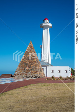 The pyramid and lighthouse at the Donkin Reserve 48919296