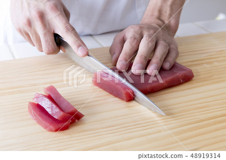 Tuna sashimi 48919314