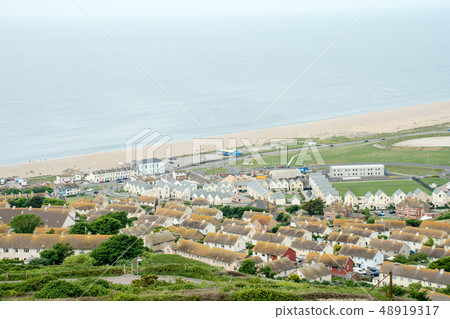 從山的頂端看的沙灘和老大廈由英國之外的海 48919317