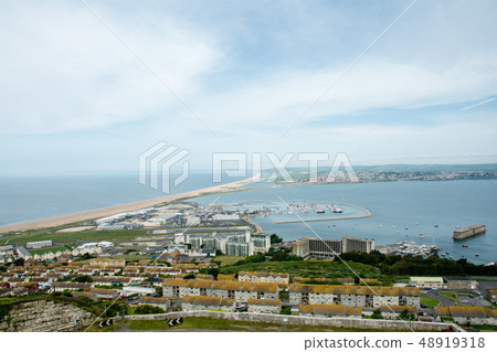 沙灘和長長的帆船海灘俯瞰山頂和遊艇港口在英國郊外的海邊 48919318