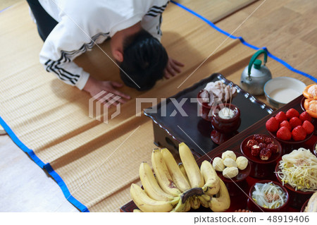 On the turn of the holiday season 48919406