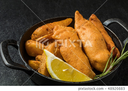魚和薯條典型的英國炸魚加炸土豆片 48920883