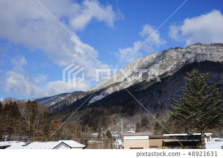 在Ryusen-dong上方的高聳的Uinrasan山 在Ryusen-dong上方的高聳的Uinrasan山 48921631