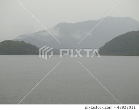 Autumn lake 48922011