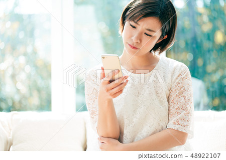 Smartphone troubled woman 48922107
