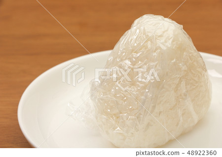 由於衛生考慮,使用膝蓋抓住飯糰。 由於衛生考慮,使用膝蓋抓住飯糰。 48922360