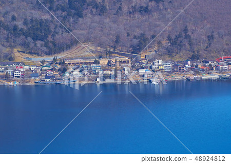 從日光的Huntsukiyama天文台的Chuzenji-ko湖都市風景 從日光的Huntsukiyama天文台的Chuzenji-ko湖都市風景 48924812