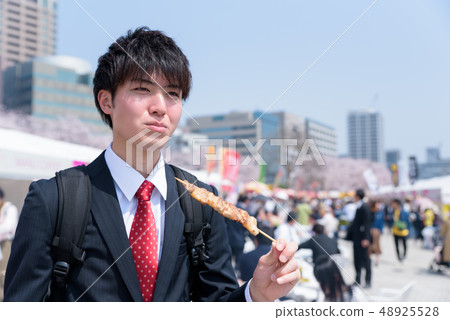 Hanami分支商店享受春節的工作者的圖像 Hanami分支商店享受春節的工作者的圖像 48925528