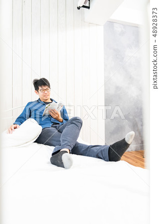 One male and one male on the floor. Yayoi Yayoi. 48928373