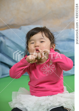 Taking portrait of 1 year old girl Taking portrait of 1 year old girl 48933164