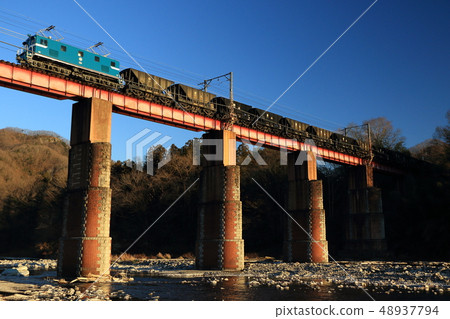 Ore freight train crossing the prosperous iron bridge Chichibu Railway Deki 100 Type 108 Towing Ore freight train crossing the prosperous iron bridge Chichibu Railway Deki 100 Type 108 Towing 48937794