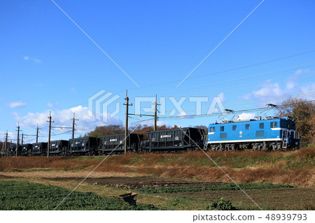 Coal freight train going under the blue sky Chichibu Railway Deki 300 unit 301 towing 48939793