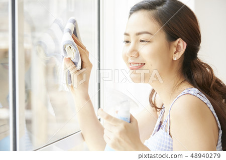 Women's window wiping Women's window wiping 48940279