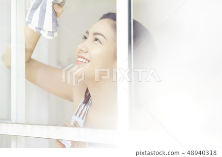 女人的窗戶擦拭 48940318