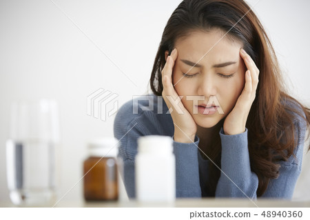 女人身體狀況不佳 女人身體狀況不佳 48940360