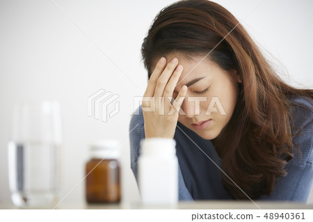 女人身體狀況不佳 女人身體狀況不佳 48940361