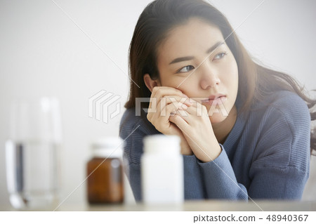 女人身體狀況不佳 48940367