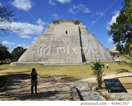 Uxmal ruins Pyramid of the Wizards (Mexico) Uxmal ruins Pyramid of the Wizards (Mexico) 48941707