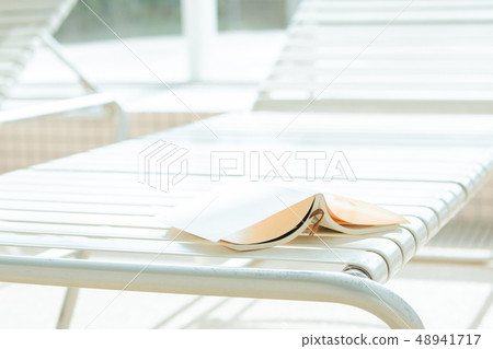 度假村池畔閱讀書 48941717