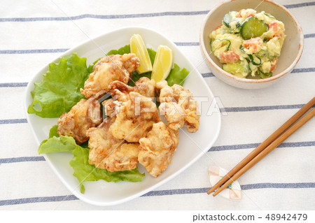 炸雞和土豆沙拉 炸雞和土豆沙拉 48942479