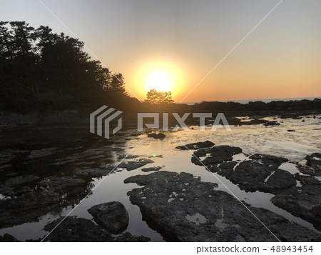 Setting sun 48943454