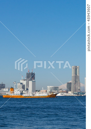 LPG cargo ship and Yokohama Minatomirai LPG cargo ship and Yokohama Minatomirai 48943607