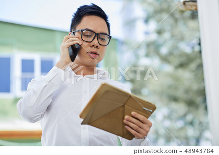 Young entrepreneur talking on phone 48943784