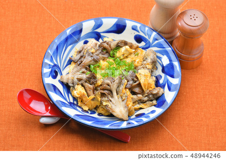 Stirrups of Maitake mushroom and omelet (egg), egg stitches and fried eggs. Stirrups of Maitake mushroom and omelet (egg), egg stitches and fried eggs. 48944246