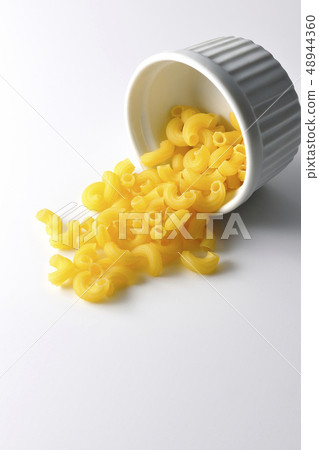 Spilling macaroni 48944360