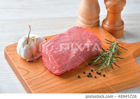 牛肉大腿肉塊（質量）的國產雜交牛肉，生肉，肉類的成分。 48945726