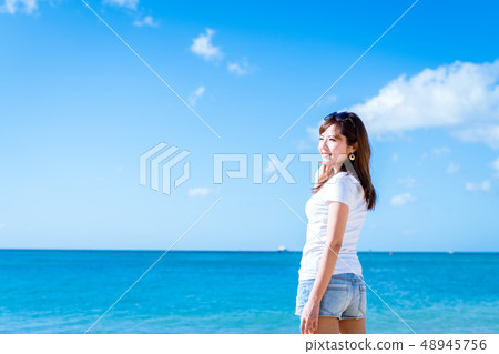 young woman      48945756
