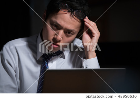 超時工作的年輕商人 超時工作的年輕商人 48950630