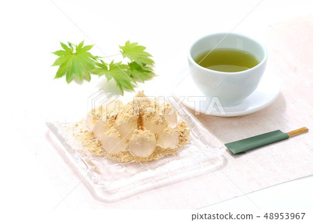 蕨 - 澱粉黃色粉末白色背景 蕨 - 澱粉黃色粉末白色背景 48953967