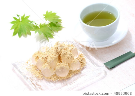 蕨 - 澱粉黃色粉末白色背景 蕨 - 澱粉黃色粉末白色背景 48953968